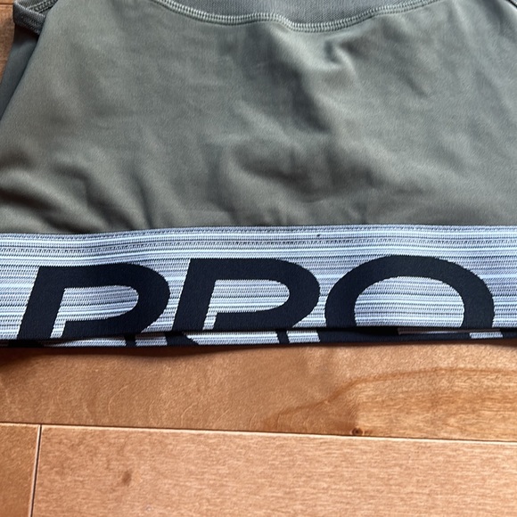 Nike Pro Cropped Training Tank - Picture 6 of 8